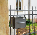 Zäune und Mauern: Briefkastenanlage